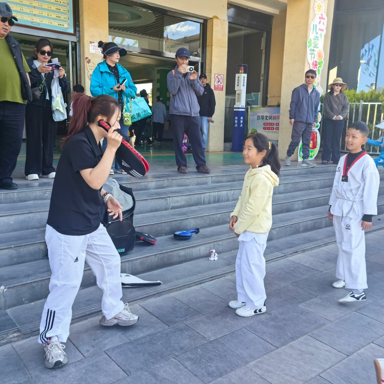 以武育人，快乐成长：拉萨市实验小学六一跆拳道表演顺利完成 活动照片 2