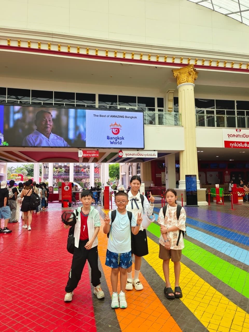 四名贝壳研学学员在曼谷主题乐园合影
