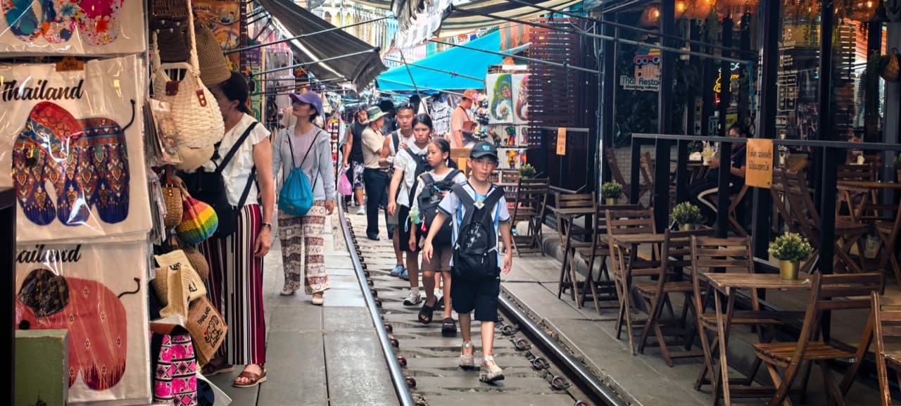 贝壳研学学员行走在美功铁路市场