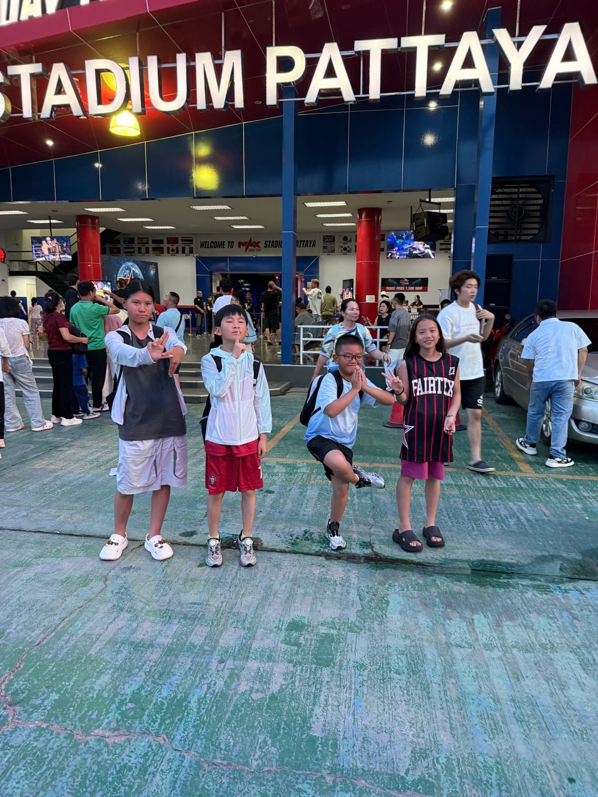 四名贝壳研学学员在芭提雅MAX泰拳体育场外合影